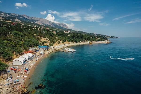 Skalnaté pobřeží Černého moře v okrese Yalta, Krym stock fotka