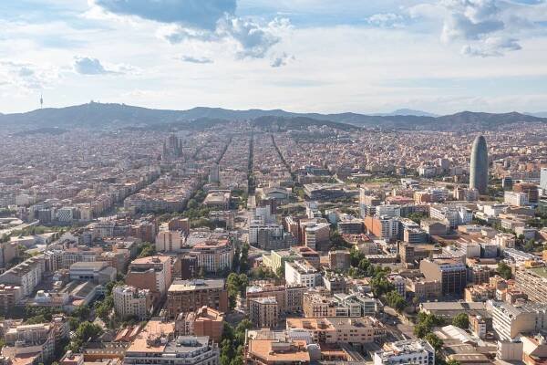 Soubor:Aerial view of La Sagrada Familia, Barcelona, Spain (51227006134).jpg – Wikipedie