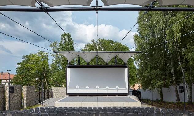 Letní kino v Prachaticích má po rekonstrukci komfortnější kapacitu a nové částečné textilní zastínění – DesignMag.cz