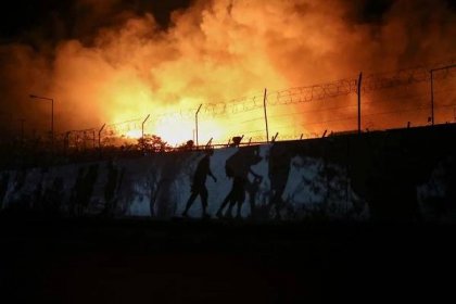 Přeplněný uprchlický tábor lehl popelem: Zapálili ho migranti, tvrdí Řekové