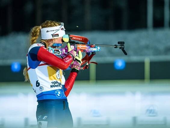 Markéta Davidová při střelecké položce ve štafetě ve finském Kontiolahti...