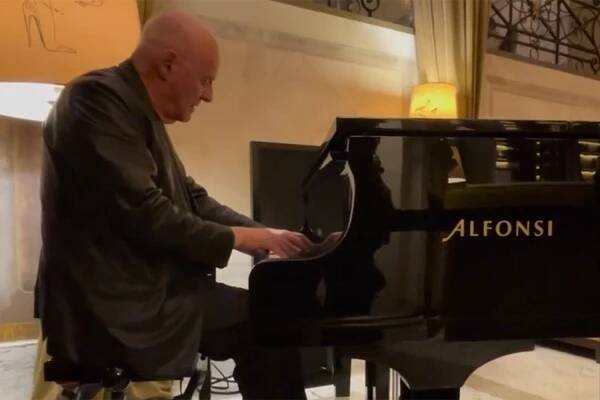 Anthony Hopkins Reveals His Expert Piano Skills in Empty Hotel Lobby: ‘The Perfect Venue’