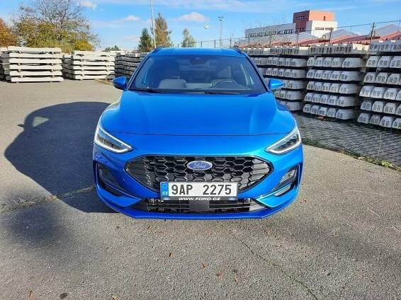 Galerie: Ford Focus v kombíku nikdy nezklame. Převeze věci na chalupu a na dálnici nabídne kultivovanost. Jen škoda, že