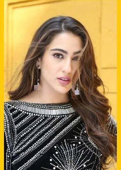 Sara Ali Khan looks fashionable in a traditional saree with a modern twist