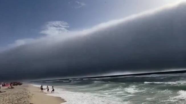 Heute.at - Tsunami-Wolke überrascht Bade-Gäste am Strand