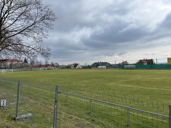 Nové šatny a zelenější trávník. Fotbalové hřiště v Krásném Poli čeká renovace