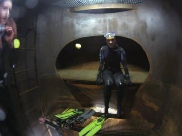 Potápěči zahájili unikátní experiment. Stráví 10 dní pod vodou v lomu u Lišova