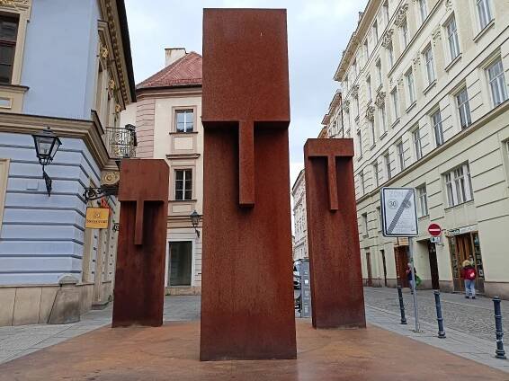 Nová socha na brněnském Šilingrově náměstí nese jméno Strážci.