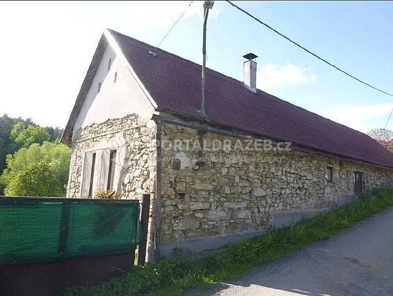 Rodinný dům s pozemky (okres Benešov, k.ú.