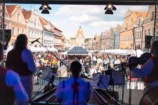 Domažlický festival vína 2025: Slunce, víno a hudba v plném proudu | České festivaly vína 