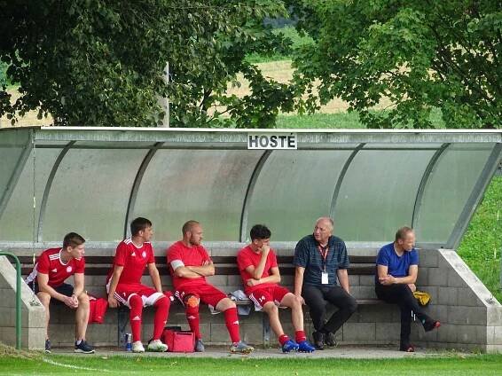 Ve třetím kole letošního ročníku krajského přeboru si fotbalisté Nové Vsi (v modrých dresech) a HFK Třebíč (v červeném) body po remíze 2:2 rozdělili.