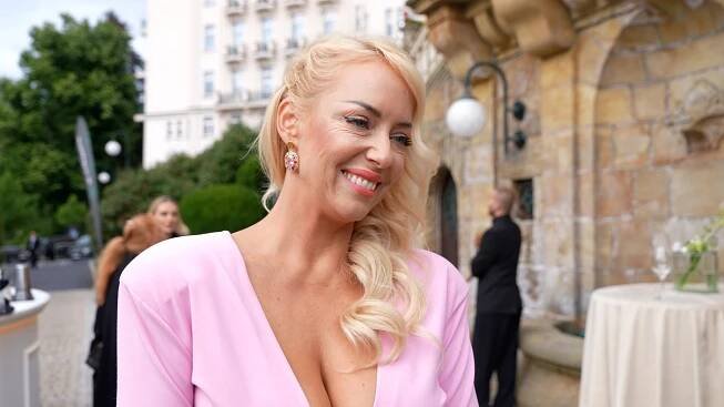 Zpěvačka Kate Matl obrážela se svým miliardářem všechny luxusní varské párty