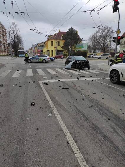 Honičku v Českých Budějovicích ukončil náraz do stromu: Řidiče uvěznil hořící vůz