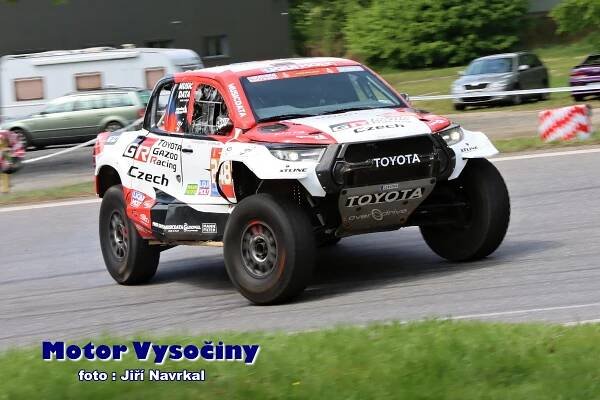 Zámecký vrch s nádechem Rally Dakar ve fotografii