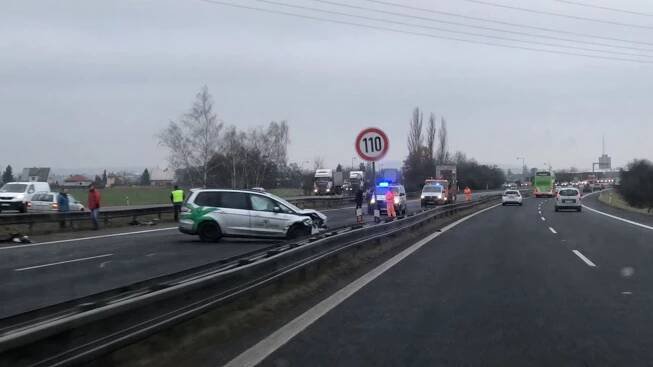 Na D10 se srazilo šest aut včetně sanitky. Zranila se jedna žena