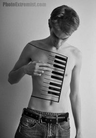 Gigantesto tatuaje en el pecho para los que lleven al piano en su corazón