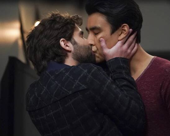 Chirurgové - Ještě stojím - Z filmu - Jake Borelli, Alex Landi
