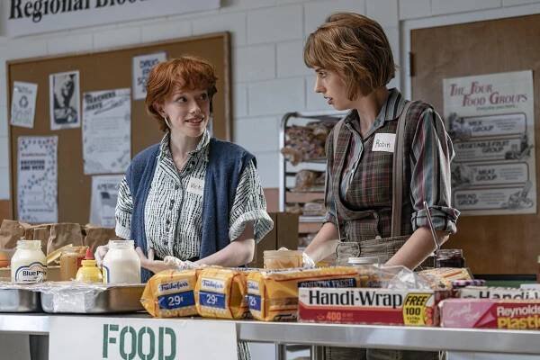 Stranger Things - Kapitola devátá: Hon na Vecnu - Z filmu - Amybeth McNulty, Maya Hawke