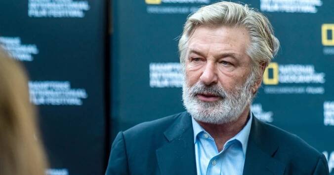 Herec Baldwin uzavřel dohodu s rodinou zastřelené kameramanky. Natáčení bude pokračovat v lednu
