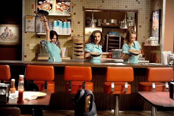 Poslední chlap - Hádej, kdo přijde na večeři - Z filmu - Alexandra Krosney, Molly Ephraim, Kaitlyn Dever