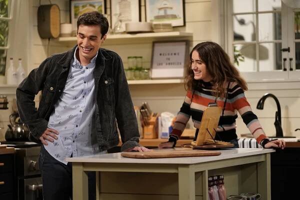 Call Your Mother - New Car, New Job, New Jean - Z filmu - Joey Bragg, Kyra Sedgwick