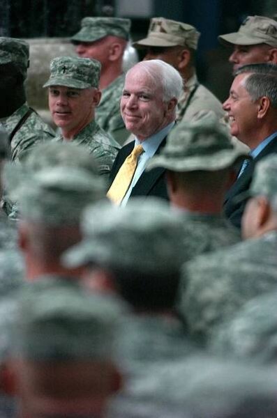 John McCain nečekaně navštívil Bagdád