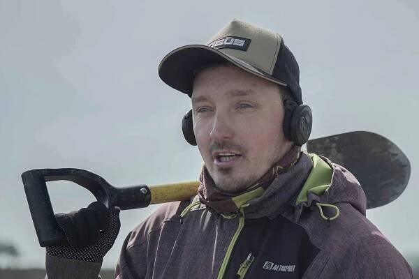 Detektorář Tomáš Merta z Brna při průzkumu archeologické lokality germánského a keltského sídliště na Brněnsku. Ujde s přístrojem i deset kilometrů. Spolupracuje s odborníky a nálezy odevzdává.