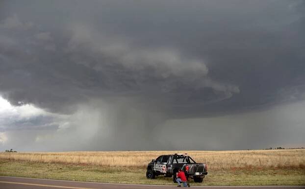 Na Středozápadě USA padají kroupy jako golfové míčky. Meteorologové vydali varování před tornády