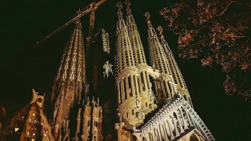 Antoni Gaudí a nekonečný chrám. Stavba vzbuzovala od počátku údiv i kontroverze