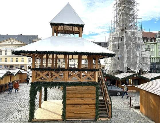 Vánoční trhy v Olomouci 2024 míří k otevření. S novou atrakcí i hrníčky