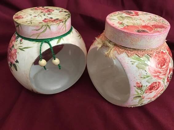 Украшенные бутылки и винтажные баночки