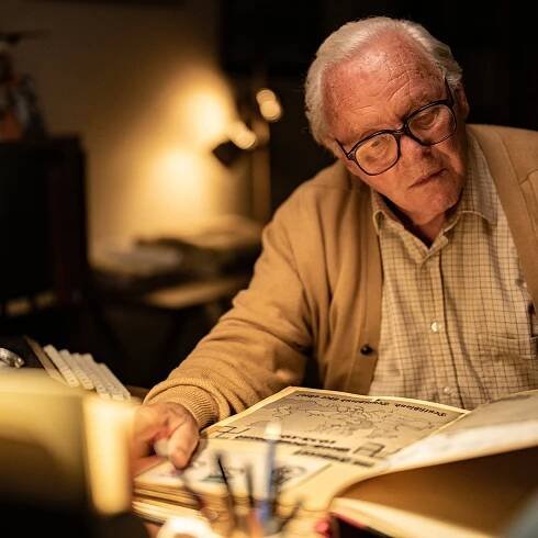 Anthony Hopkins jako Winton s dokumenty zachráněných dětí