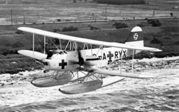 Soubor:Heinkel He 59 SAR plane in flight 1940.jpg – Wikipedie