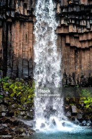 Stock fotografie Svartifoss Vodopád Zblízka Vertikální Výhled V Národním Parku Skaftafell Na Islandu Vidět Vodu Padající Z Útesu – stáhnout obrázek nyní