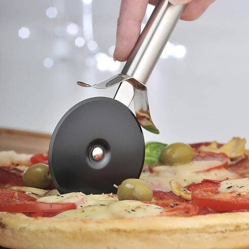 Nerezový kráječ na pizzu s nepřilnavým povrchem WMF Cromargan® Profi Plus