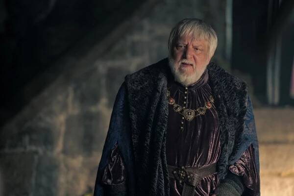 Fotka: Simon Strong (Simon Russell Beale) chce zvěřinu a klid. Místo toho dostane Daemona Targaryena