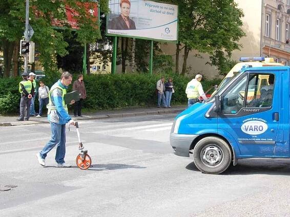 POLICISTÉ ZJIŠŤOVALI, jak se stala nehoda na křižovatce chebských ulic Valdštejnova a Evropská vloni v červenci.