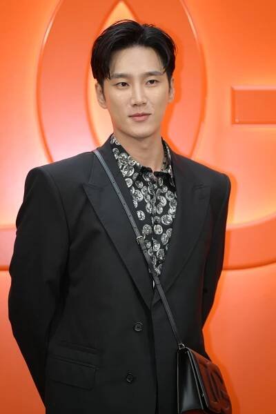 Ahn Bo-hyun showing off a Dolce and Gabbana bag in Seoul