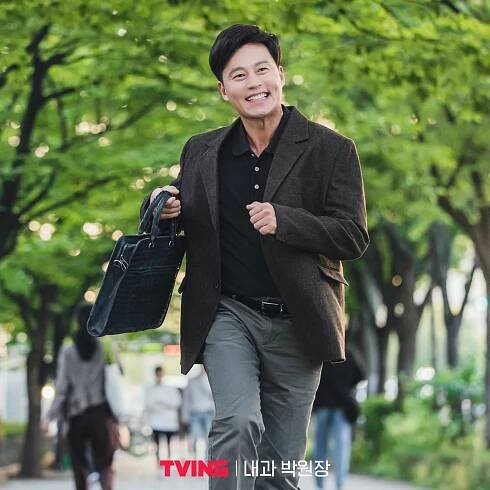 Lee Seo Jin miluje komedie a kvůli roli lékaře Parka dokonce oplešatěl - Asianstyle