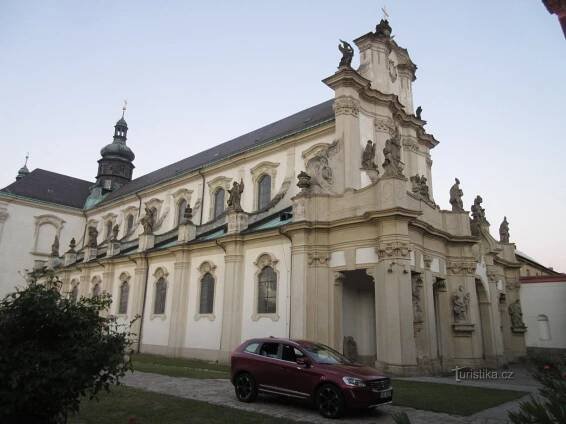 Klášterní kostel Nanebevzetí Panny Marie večer