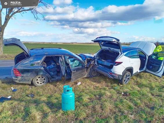 Vodič odstavil auto na krajnici, následne do neho narazil druhý vodič (FOTO)