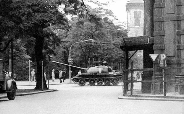 Foto 14 k článku Odvážná a statečná Dagmar Hazdrová: Žena, jež hlásila zprávy ze srpnové okupace nepřetržitě padesát dva hodin. Z rádia pak byla násilím odvedena 