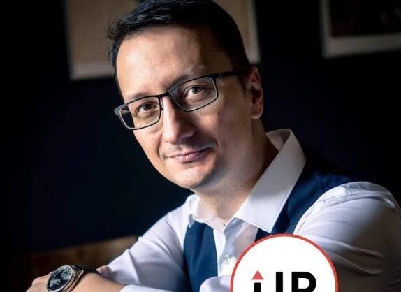 Zastaví na odpočívadle, najde na zemi palubní kameru, pustí si záznam. Zbytek nového hororu oblíbeného slovenského spisovatele Jozefa Kariky Smršť se odehrává hlavně v kabině jedoucího auta. Proč mají jeho horory silný společenský přesah? A co znamená, že vymýšlí novodobá strašidla? Víc v pořadu Liberatura Českého rozhlasu Wave. A nový Karika s názvem Propast už se také blíží.