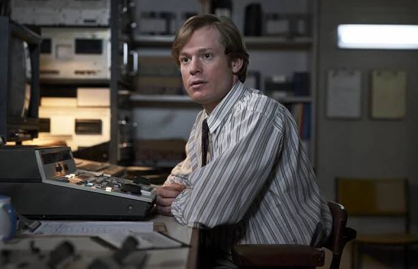 Sam Reid as Dale Jennings in 'The Newsreader' Season 1 Episode 1