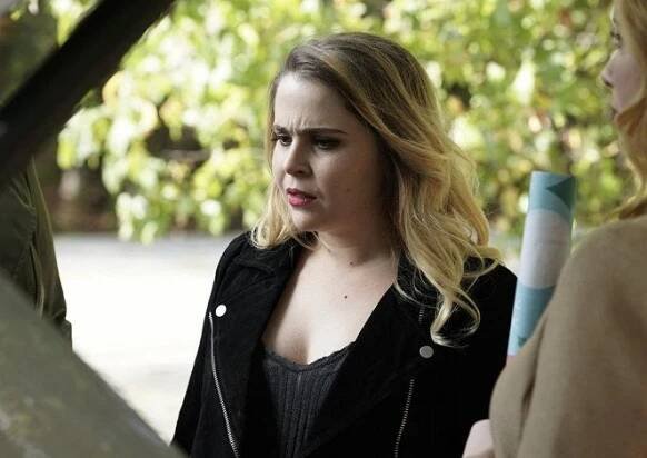 Mae Whitman - Hodný holky (2018), Obrázek #1