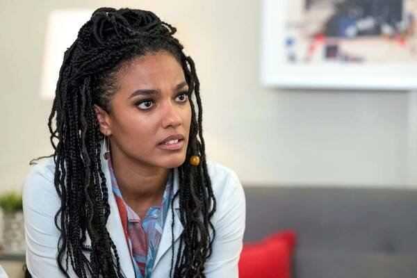 New Amsterdam Freema Agyeman As Dr. Helen Wallpaper