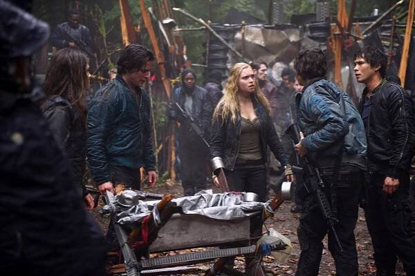 Prvních 100 - We Are Grounders: Part 1 - Z filmu - Thomas McDonell, Eliza Taylor, Bob Morley
