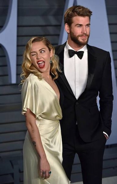 Cyrus s blogerkou, Hemsworth s rodinou. Slavní manželé promluvili o rozchodu. Každý z jiného konce světa