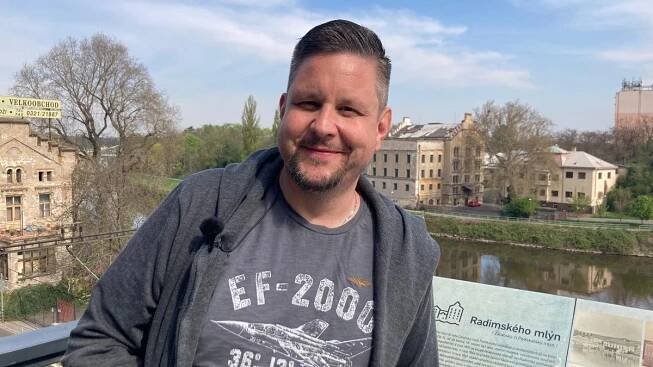 Jsem starý fotr. Neumím si představit mít dítě ve dvaceti, jako měl můj táta mě, říká herec Michal Novotný - Proženy.cz