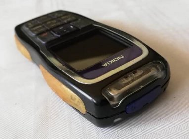 Funkční starší blikající mobil Nokia 3220 - Mobily a chytrá elektronika